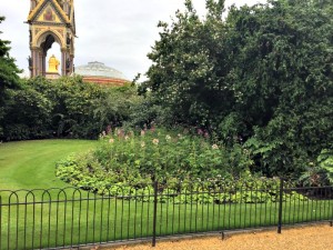 A garden walkway found in Kensington Gardens.